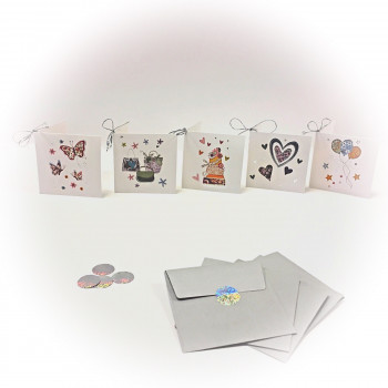 Nye design med høy kvalitet. Sølvtrykk på alle kort. Små kort blir levert med sølvbånd og klistremerke til konvolutt.